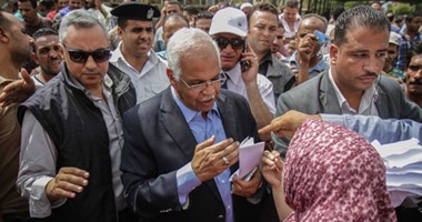 سيدة تطالب محافظ القاهرة بتوفير وحدة سكنية لها وعلاج نجلها العاجز