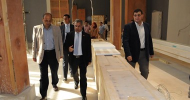 وزير الآثار يأمر بضع القطع الأثرية داخل فتارين العرض المتحفى بـ"الفن الاسلامى"