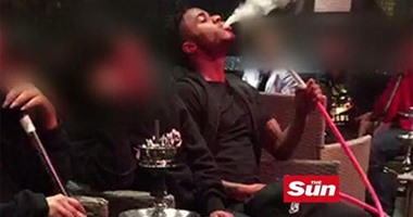 سترلينج يُثير الجدل بـ "تدخين الشيشة"