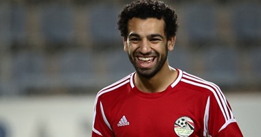 الجماهير تتهافت على "سيلفى صلاح" داخل فندق الفراعنة