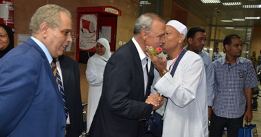 محافظ قنا يستقبل الفوج الأول من الحجاج