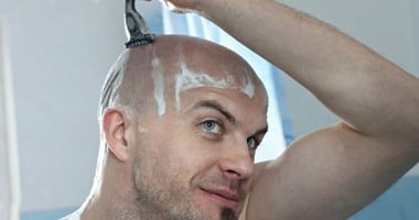 5 أسباب هتخليكى تتجوزى "أقرع".. أهمها مش هيزاحمك قدام المرايا