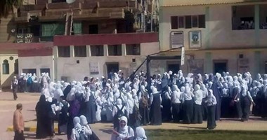 إضراب طلاب مدرسة ثانوية بأسيوط عن الدراسة احتجاجا على استبعاد المدير
