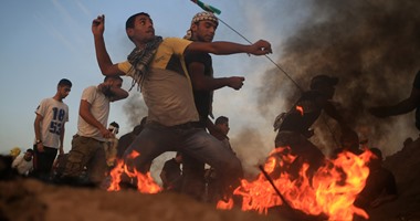 بالصور.. فلسطينيون يجتازون السياج الحدودى بغزة ويشتبكون مع قوات الاحتلال