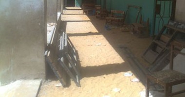 بالصور.."زلط" وترميمات داخل مدرسة بحلوان.. وأولياء أمور يشكون عدم جاهزيتها