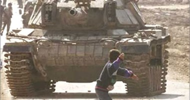 بالصور.. أسلحة انتفاضة فلسطين من حجارة الأطفال إلى نبال الأيدى الناعمة