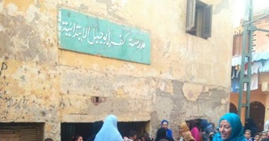 كارثة تهدد حياة 190 تلميذًا بالشرقية بعد تصدع مدرسة رغم قرار الإزالة