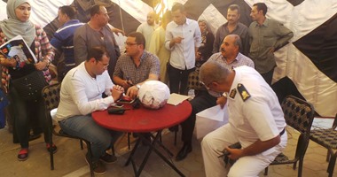 بالصور.. بدء قرعة تسليم الباعة الجائلين الباكيات بسوق عين حلوان