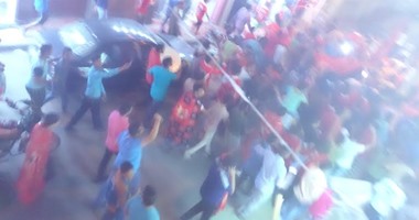المئات من أهالى قنا يخرجون بالشوارع للاحتفال بفوز الأهلى بكأس السوبر