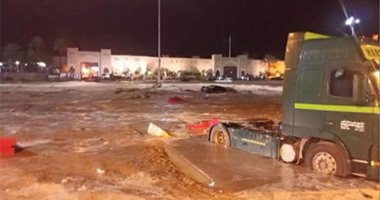 سلطنة عمان تؤجل مواعيد العيادات وتحول العمل عن بعد بسبب سوء الأحوال الجوية