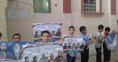 بالصور . "النور" يستغل الأطفال ..الحزب السلفى يستخدمهم فى الدعاية بالبحيرة .. وسلاسل بشرية أمام المساجد لأعمار أقل من 10سنوات بصور مرشحى القوائم بالمخالفة لقرارات "العليا للانتخابات" وقانون الطفولة