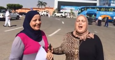 سيدة بالمطار تطلق "زغرودة" لتحية فريق الأهلى العائد بكأس السوبر‎