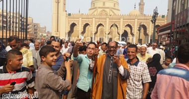 بالصور.. رواد السيد البدوى يلتفون حول شبيه السادات
