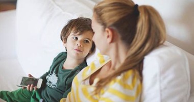 متى يصبح تغيير الأم ملابسها أمام الطفل ممنوع؟ استشارية نفسية تجيب
