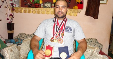 بالصور.. بطل كمال أجسام بالعريش يحلم بمن يتبناه لمواصلة إنجازاته الرياضية