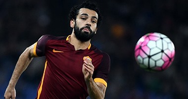 لاعبو إنبى يتابعون مباراة روما وليفركوزن بمعسكر الإسكندرية