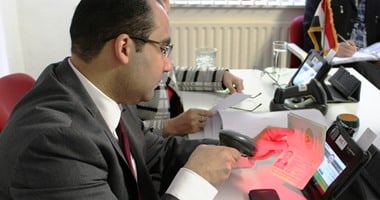 من غير لا زحمة ولا وقفة ولا طوابير..التصويت الإلكترونى تجربة رائدة استعانت بها دول العالم وحققت نجاحا كبيرا..أمريكا وفرنسا وألمانيا وأستراليا والبرازيل والإمارات دول تدعم التصويت عن بعد"عقبالك يا مصر"