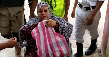مسنة تتحامل على نفسها للإدلاء بصوتها فى الوادى الجديد