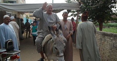 بالفيديو.. مسن يستقل حماره للتصويت فى انتخابات البرلمان بمنشأة القناطر