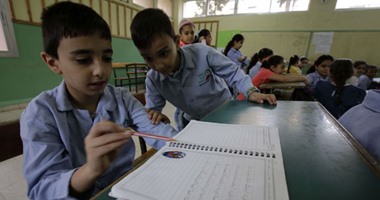 بالعلم هيتحدوا الظلام.. بالصور أول يوم دراسى للاجئين السوريين بلبنان