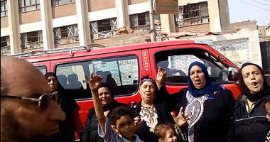 النساء يطلقن الزغاريد ويرفعن علامة النصر فى لجان أسيوط