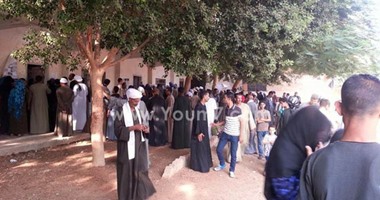 بالصور.. تزايد إقبال الناخبين على اللجان بعد انكسار موجة الحر بأسيوط