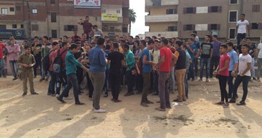 بالصور.. طلاب الثانوية العامة يتظاهرون بالمنوفية ضد درجات الحضور