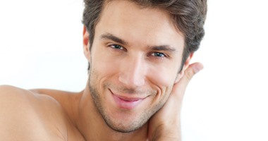 مش بس الستات.. الرجالة كمان بقوا زباين عيادات التجميل.. جراحات المناطق الحساسة أشهرها.. واستئصال دهون الثدى لمظهر أكثر رجولة.. وإخفاء التجاعيد بالفيللر والسيليكون