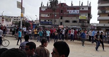 بالفيديو.. طلاب الثانوية العامة بتلا بالمنوفية يرشقون مدرستهم بالحجارة