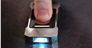 طالب كندى يطور كشّافا ذكيا يشحن نفسه تلقائيا من حرارة جسدك