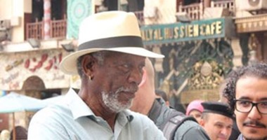بالصور.. النجم العالمى مورجان فريمان يخلع حذاءه قبل دخوله مسجد الحسين