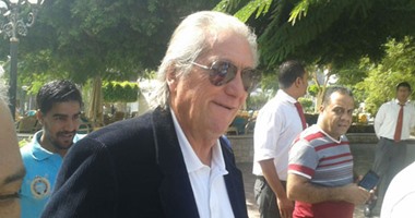 بالصور.. مانويل جوزيه يزور تدريبات الأهلى ويصافح اللاعبين