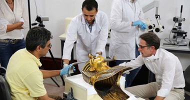 بالصور.. قناع توت عنخ آمون من التشويه إلى التحقيق.. المرممون أفسدوه بـ"الأمير".. و"الآثار" أنكرت وجادلت ثم عادت واعترفت وشكلت لجنة للتحقيق.. والنيابة أنصفت الملك الفرعونى بتحويل المسئولين للمحاكمة