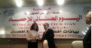بالصور.. "المركزى للإحصاء"يكرم وزيرة الهجرة لدورها فى التواصل مع المغتربين