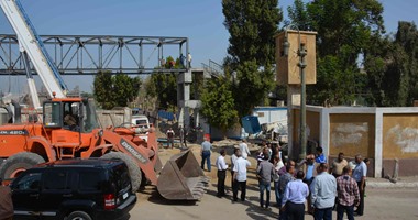 بالصور..محافظ المنيا يتفقد الأعمال الإنشائية لكوبري الاخصاص