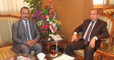 محافظ دمياط يبحث مع مدير الصندوق الاجتماعى الاجراءات الخاصة بمشروع التاكسى