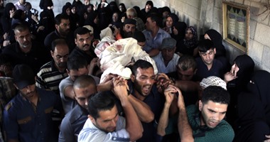 بالصور.. الفلسطينيون يشيعون جثمان الشهيد أحمد السرحى من دير البلح