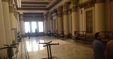 رحلة استقبال النائب داخل مجلس النواب.. يبدأ بالتعرف على الأمين العام.. ويملأ استمارة بيانات العضوية.. ويوقع على إقرار الذمة المالية.. ويتسلم الكارنيه وحقيبة بها الدستور.. ومنحه لأول مرة جهاز "أيباد"