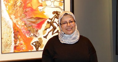 بالصور.. "إيمان الباز" تنفر من آلام القيود فى معرض "الوجه الآخر" بالهناجر