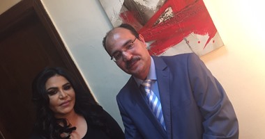 بالصور.. أحلام مع رئيس نادى النوايا الحسنة بعد انتهاء حفلها بـجامعة مصر