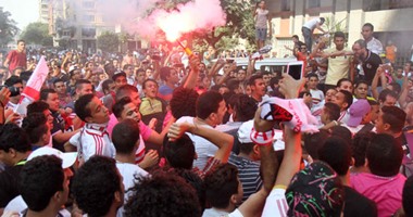 جماهير وايت نايتس تحتشد أمام بوابات نادى الزمالك