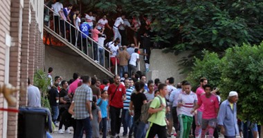 بالفيديو .. لاعبو الزمالك يصطفون أعلى سور النادى لتحية جماهيرهم