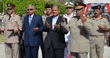 محافظ السويس يضع إكليلا من الزهور على النصب التذكارى لقبر الجندى المجهول