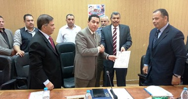 محافظ الشرقية يكرم وكيل وزارة الرى تقديرا لجهوده