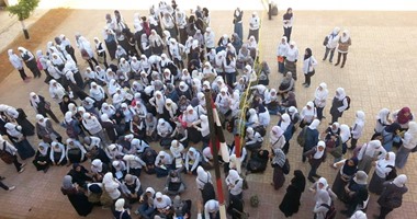 وزارة البيئة توزع مستلزمات مدرسية على أهالى واحة سيوة