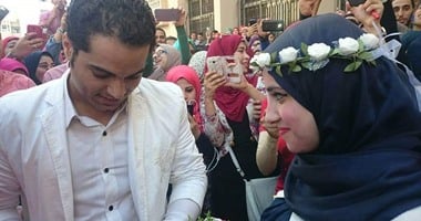 بالصور.. طالب يخطب زميلته داخل حرم جامعة الزقازيق بلافتة "بحبك يا إيمان"