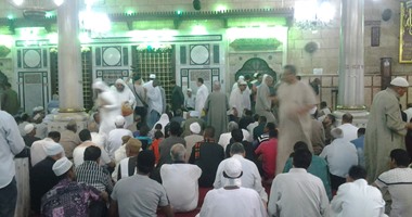 الصراع "السلفى الشيعى" يشتعل على مسجد الحسين فى ذكرى عاشوراء.. عناصر شيعية اختبأت فى المسجد بعد الفجر لإقامة طقوسهم.. وائتلافات سلفية تنتشر لمنع الرافضة من التصوير بالضريح.. وقيادى سلفى: سنتصدى لهم