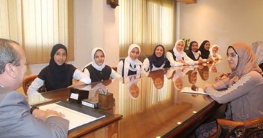 محافظ دمياط يلتقى تلميذات مدرسة العوامر بكفر البطيخ