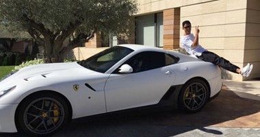 رونالدو يكشف عن سيارته الفيرارى الجديدة بلون قميص ريال مدريد