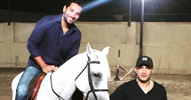 أحمد السقا يُعلم وسام بريدى ركوب الخيل